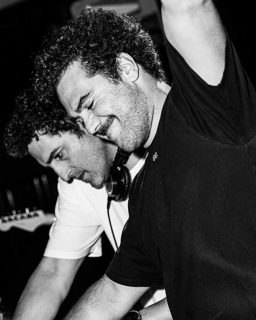 Los dos hermanos de SIMUBROS tocando juntos en la cabina de Lunática
